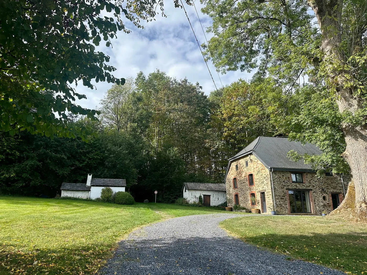 Maison en pierre au soleil
